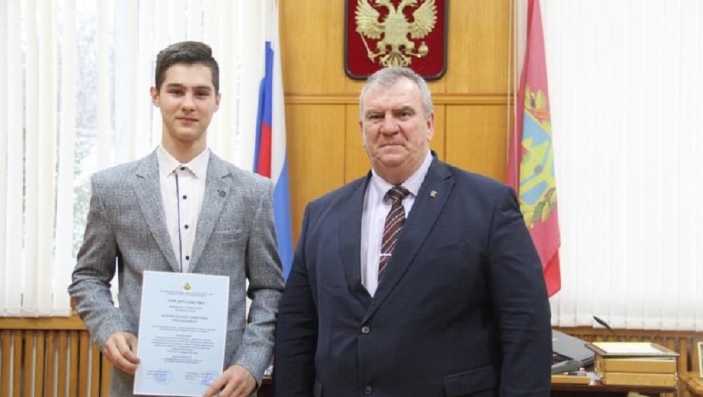 В Брасовском районе Брянской области 10 лучших школьников наградили именными стипендиями
