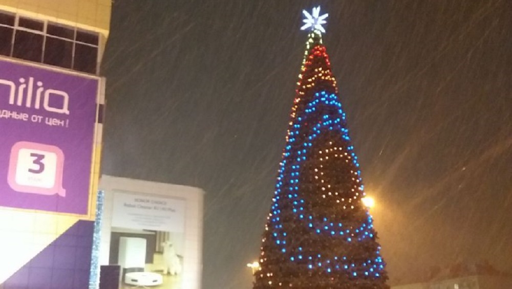В Бежицком районе Брянске на площади возле ТРЦ «БУМ-сити» установили новогоднюю ёлку