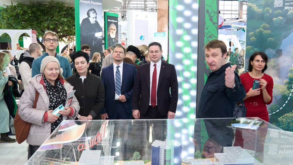 Актер Андрей Кайков представил экспозицию Брянской области на ВДНХ