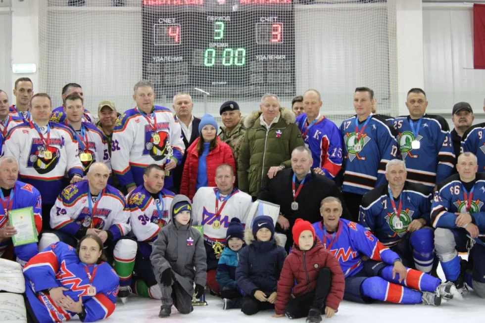 В брянском приграничье в честь Дня народного единства прошли турниры по футболу и хоккею