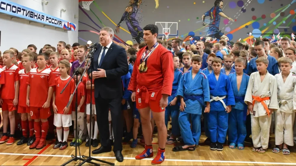 Президент Владимир Путин наградил брянского самбиста Артема Осипенко медалью