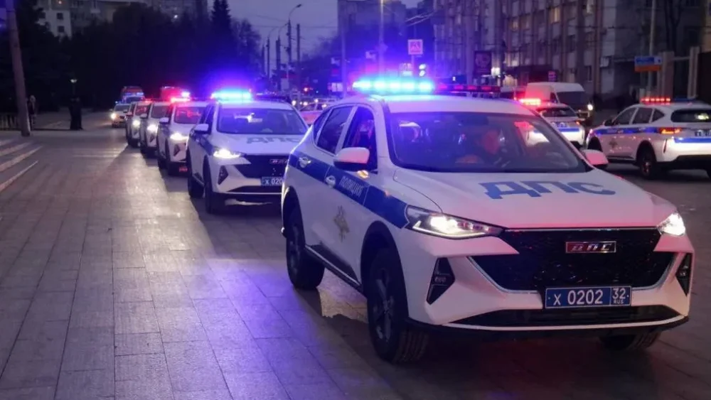 Брянским полицейским вручили ключи от 18 новых китайских автомобилей