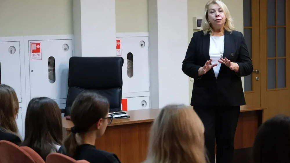 В Брянском областном суде рассказали, почему у Фемиды нет повязки на глазах