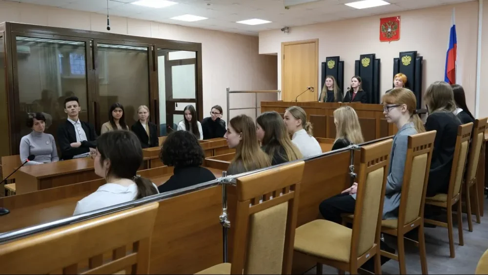 В Брянском областном суде рассказали, почему у Фемиды нет повязки на глазах