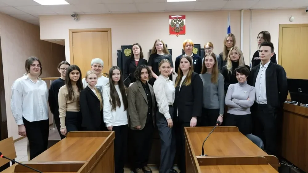 В Брянском областном суде рассказали, почему у Фемиды нет повязки на глазах