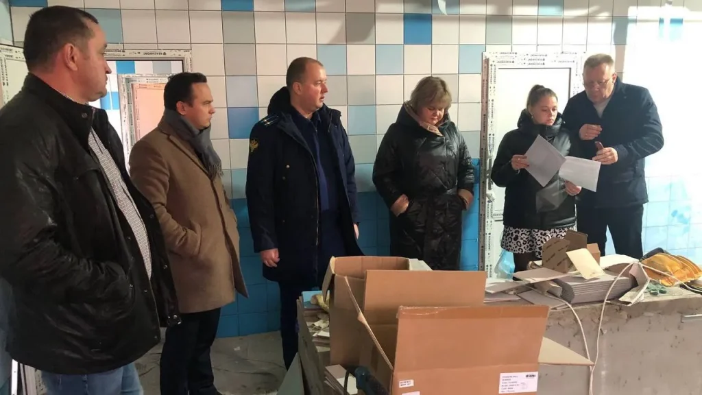 В Брянске молодых прокурора и главу администрации сфотографировали в бассейне