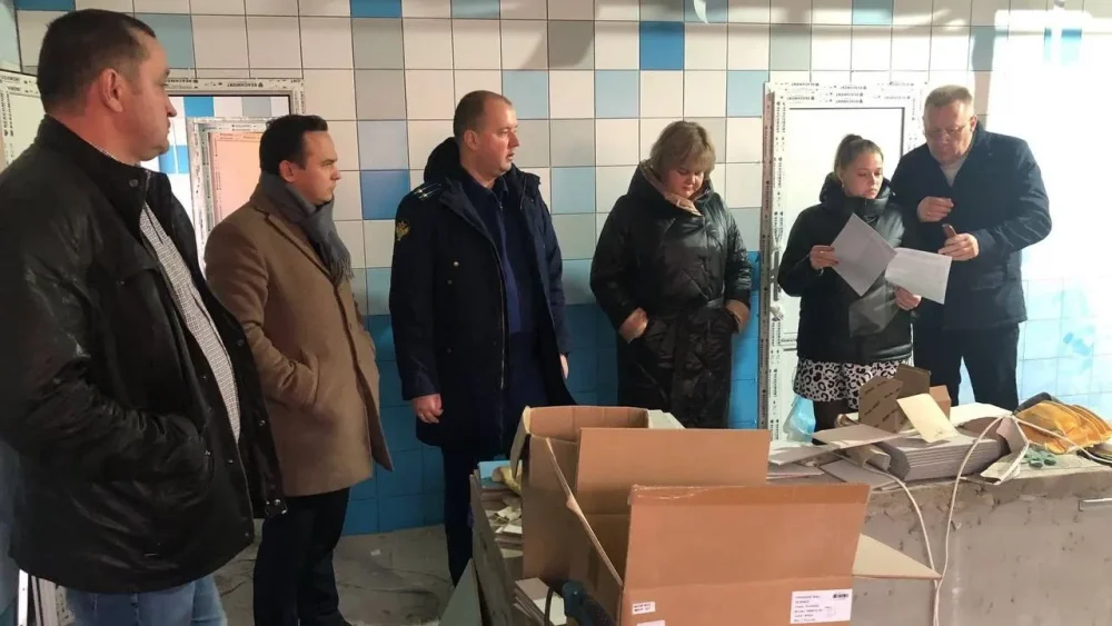 В Брянске молодых прокурора и главу администрации сфотографировали в бассейне