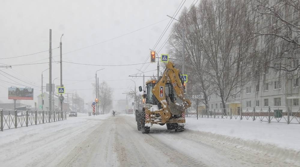 В Брянской области за сутки 270 машин очистили от снега более 12 тысяч км дорог