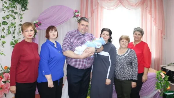 В Брянской области многодетную семью Мамичевых поздравили с рождением сына