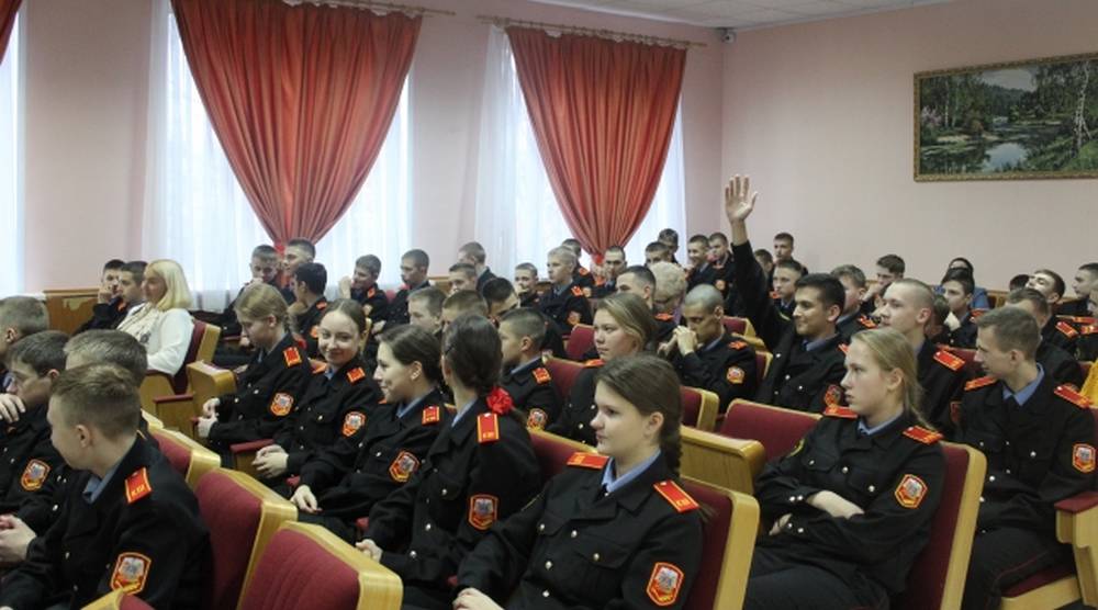 В Брянской кадетской школе Всемирный день ребенка отметили полезной встречей