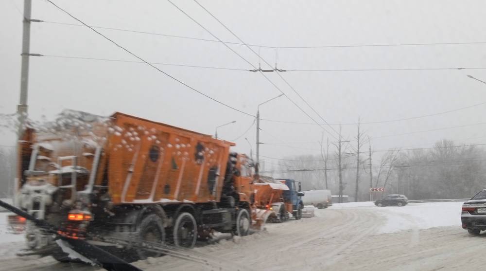 На битву с обрушившимся на Брянск снегопадом вышла спецтехника