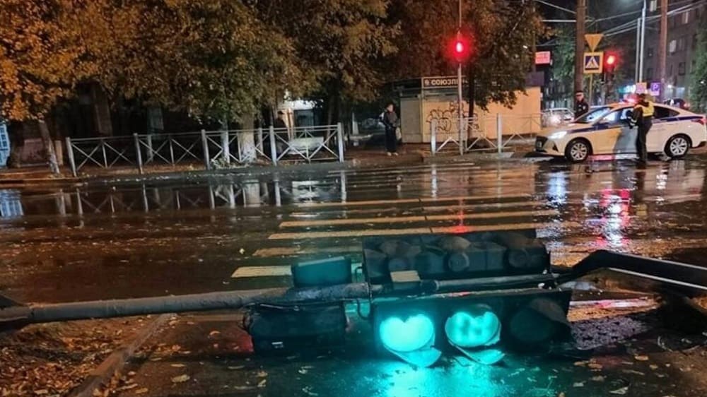 В Брянске власти месяц спустя не заменили поваленный ураганом светофор на улице Ульянова