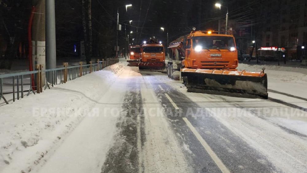 С улиц Брянска дорожники за минувшую ночь вывезли более 400 тонн снега
