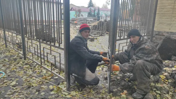 В Трубчевском районе рабочие продолжили работы по обустройству сквера и детской площадки