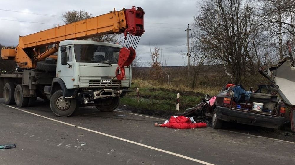 Под Брянском в ДТП на трассе погиб попавший под КамАЗ 64-летний водитель Volkswagen