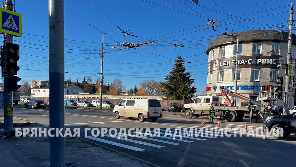 В Брянске на время ремонта подземного перехода на «Полтиннике» установят два светофора