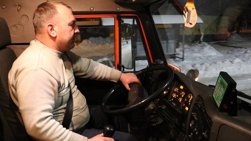 Чиновник потребовал от чиновников повысить зарплату водителям снегоуборочной техники