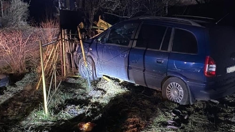 Под Жирятином водитель Opel с 20 штрафами врезался в забор газораспределительной станции