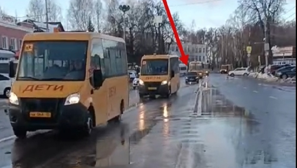 В Брянске оштрафовали водителя, помешавшего движению автобусов с детьми участников СВО