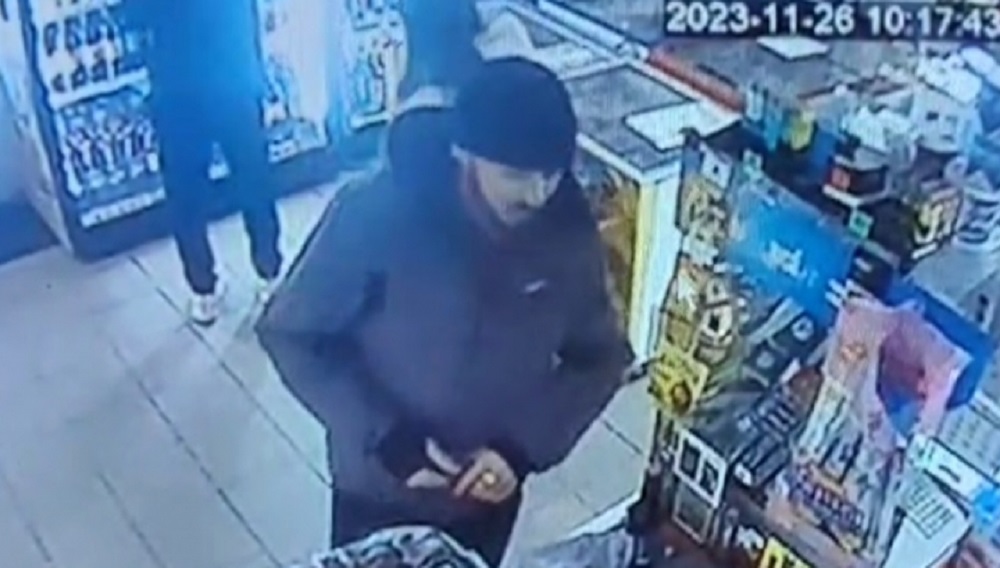 В Брянске полиция начала розыск мужчины, расплатившегося в магазине картой подростка