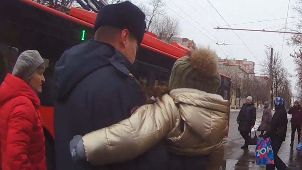 В Брянске сотрудники полиции пришли на помощь девочке, получившей травму в парке «Юность»
