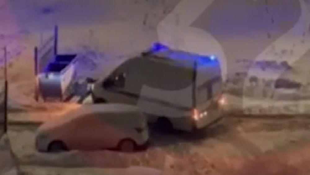 В Брянске машина скорой помощи застряла в снегу во дворе многоэтажного дома