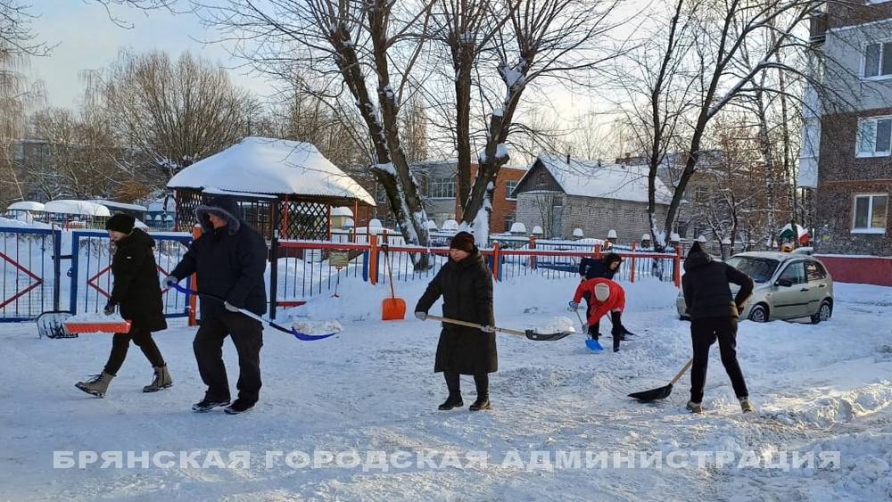 Чиновники вышли на битву со снегом в Брянске − снег победил