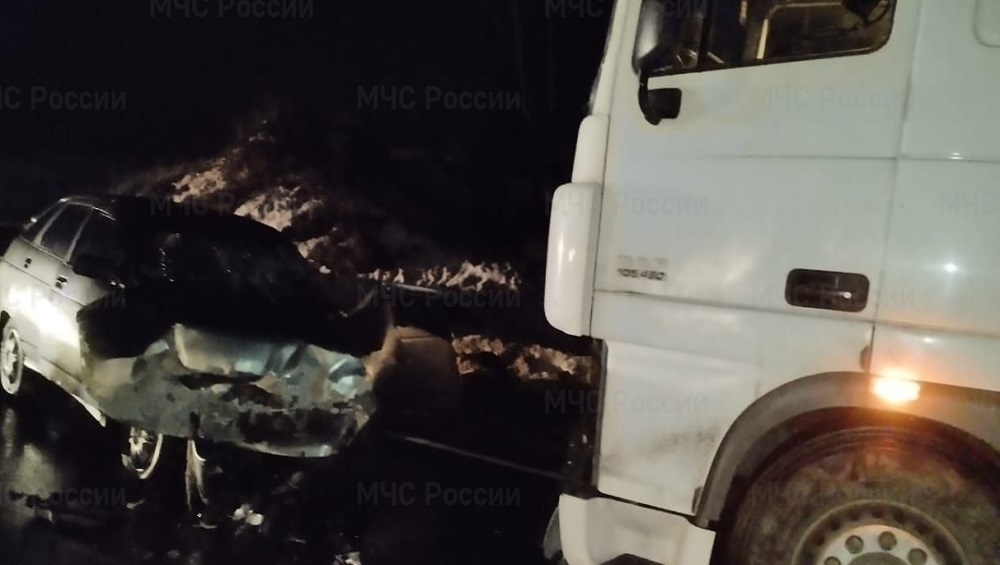 Под Трубчевском на трассе грузовик смял легковушку – пострадали два человека