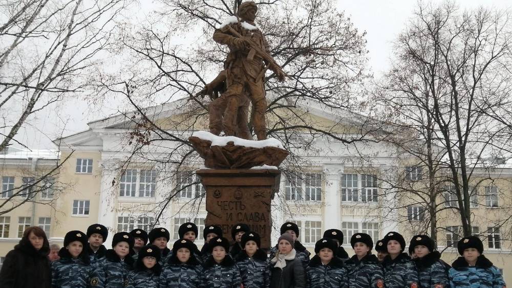 С учениками Брянской кадетской школы встретилась мать погибшего героя