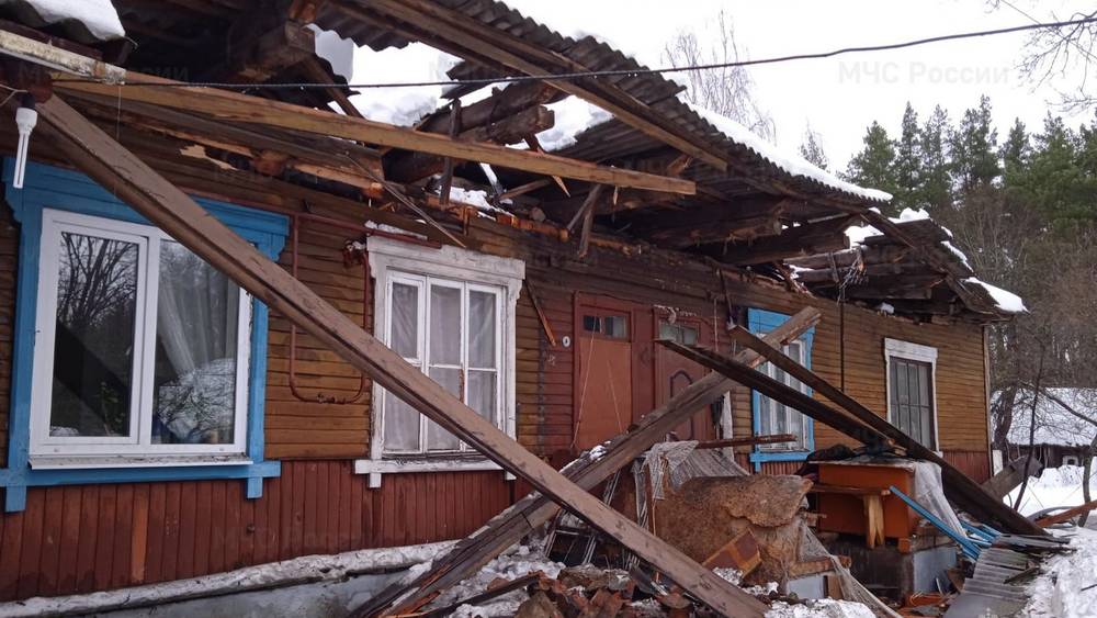 В брянском поселке Вышков под тяжестью снега обвалилась крыша дома