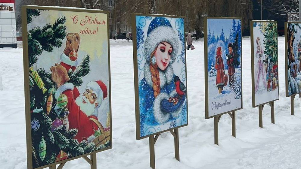 Большие новогодние открытки установили на улицах Володарского района Брянска