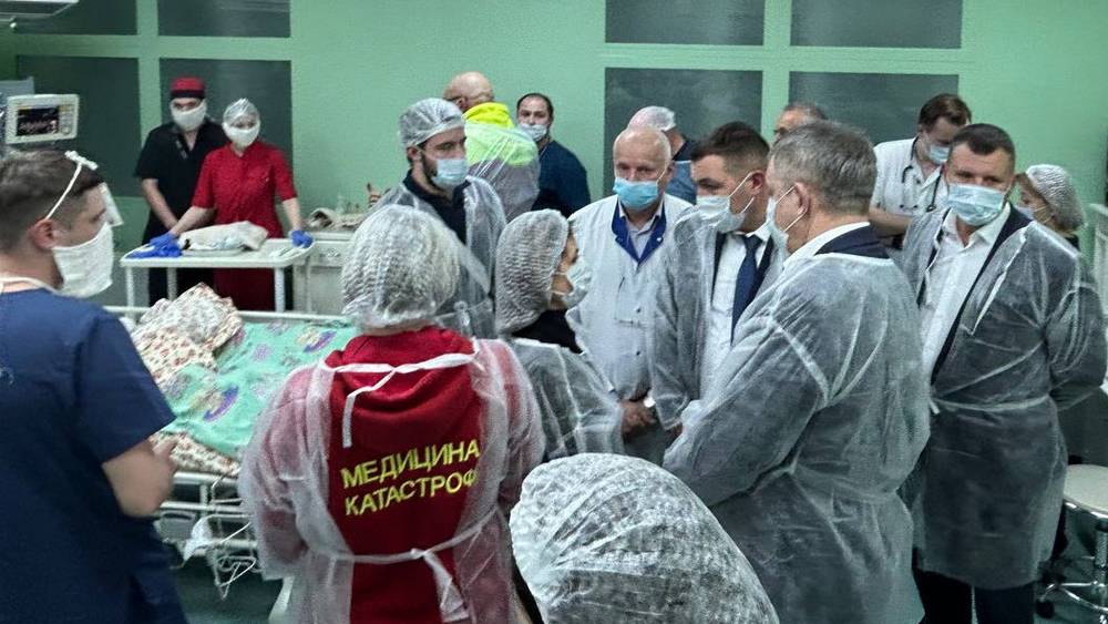 Брянский губернатор навестил в больнице раненных в гимназии №5 детей