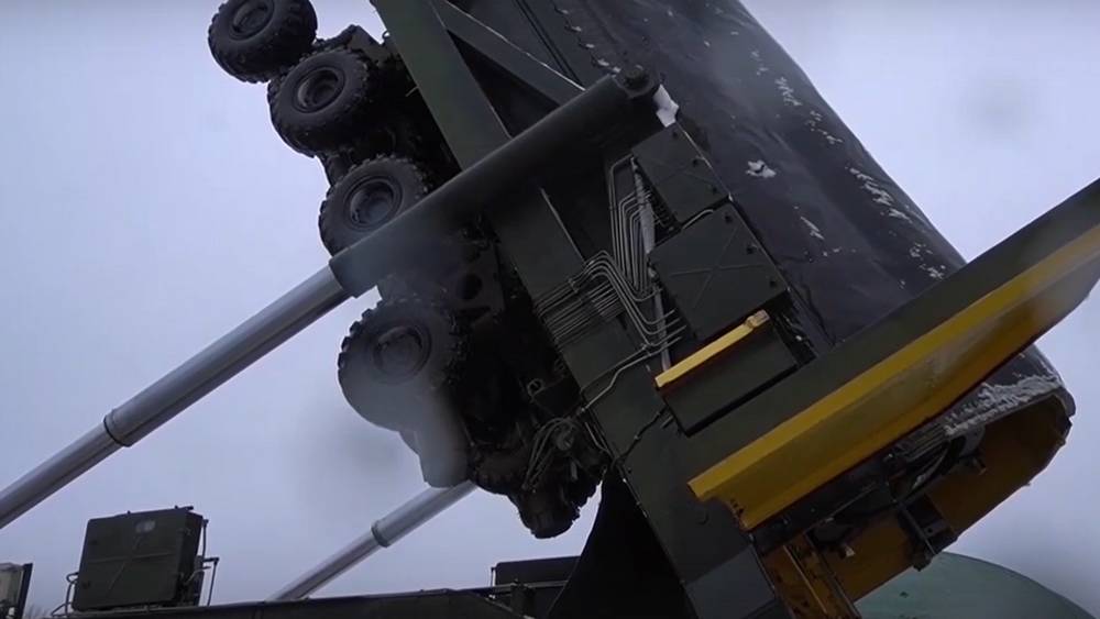 Рядом с Брянской областью провели загрузку межконтинентальной ракеты в шахту