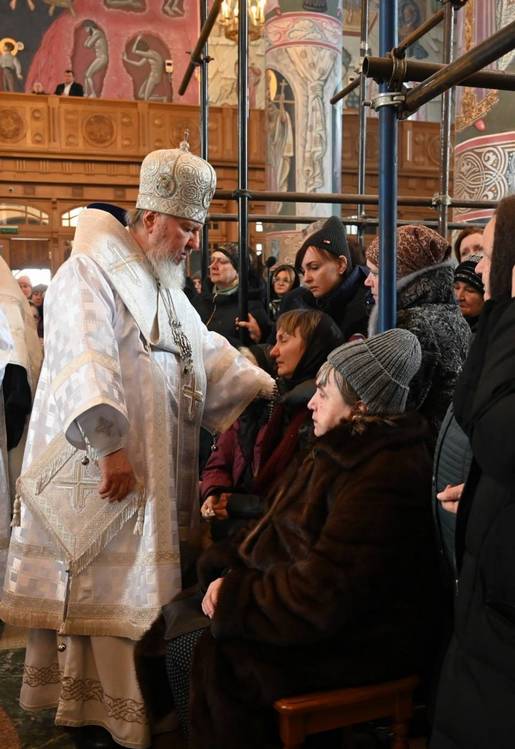 Брянский митрополит совершил отпевание погибшей 7 декабря в гимназии №5 девочки