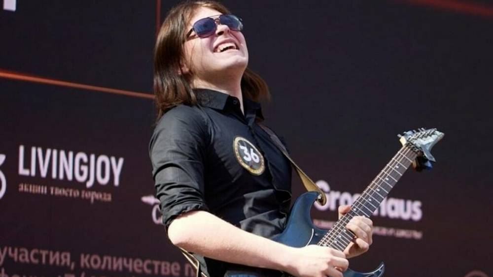 Восемнадцатилетний рок-музыкант из Клетни дебютировал с концертом в Москве