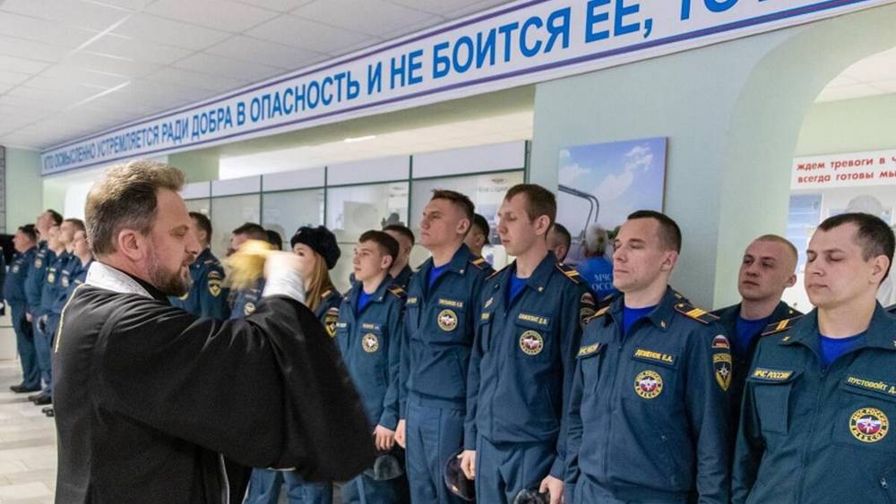 В Брянской области благословили на службу более 40 новых сотрудников МЧС