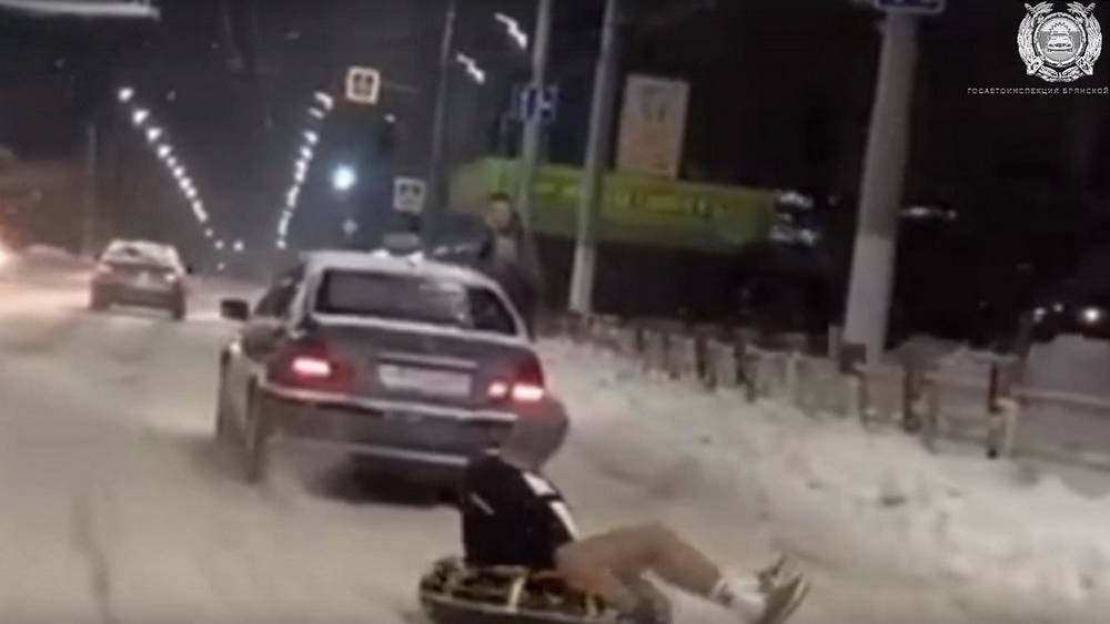 В Брянске троих парней наказали за катания на привязанной к BMW ватрушке