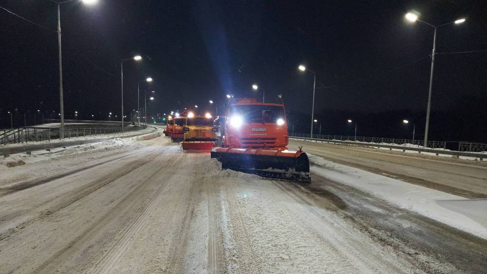 Дорожники ночью очистили от снега Славянский мост в Брянске