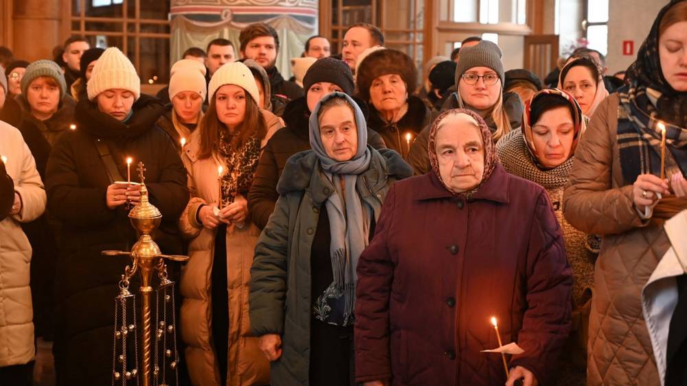 Брянский митрополит совершил отпевание погибшей 7 декабря в гимназии №5 девочки