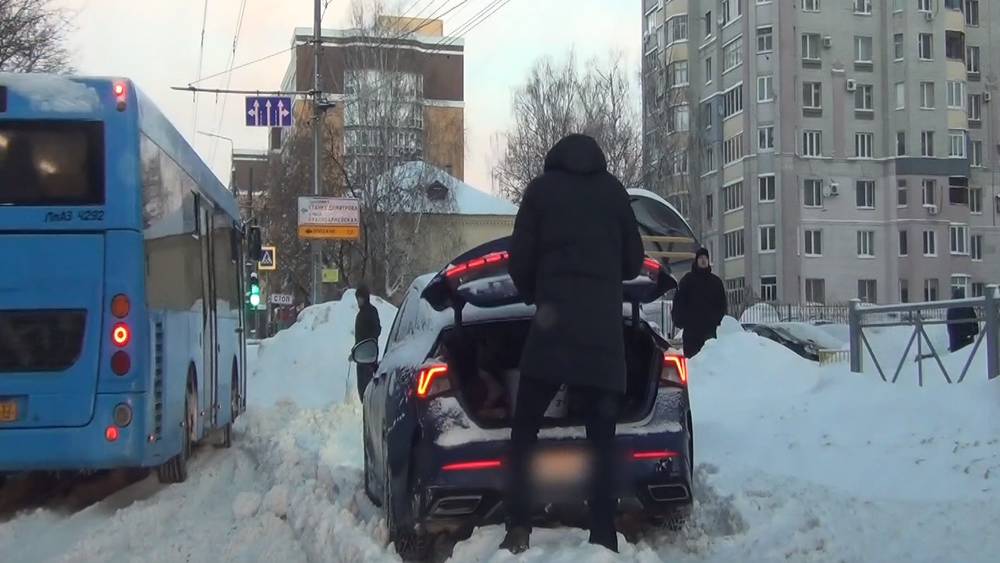 Брянские автоинспекторы героически наказали водителя за парковку в снегу возле остановки