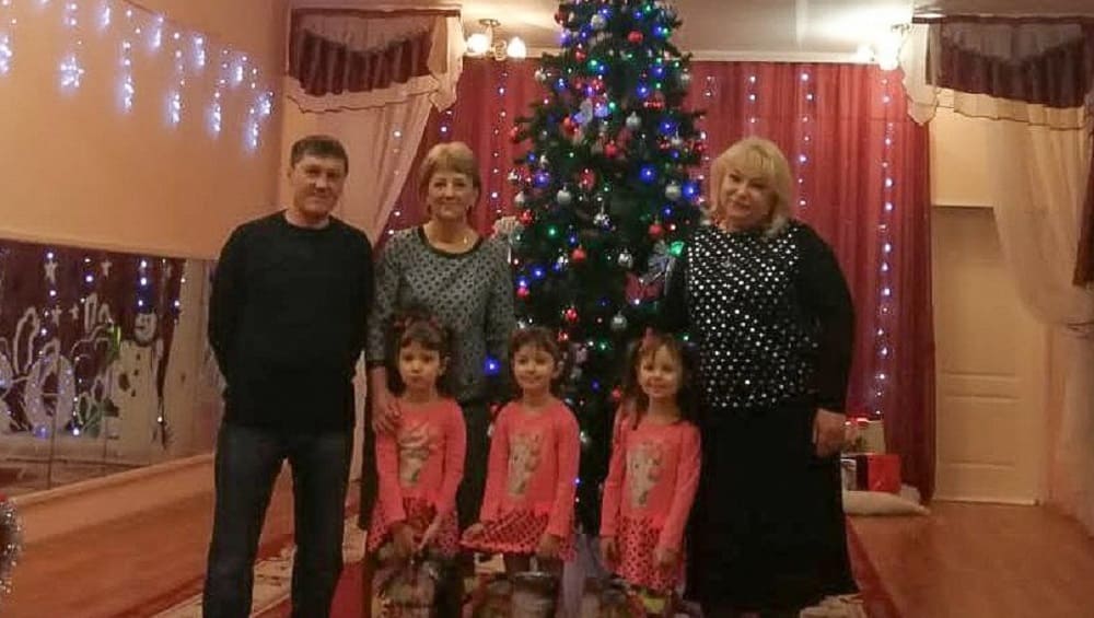 В Брянске Дед Мороз поздравил многодетного отца Аркадия Дворникова и трёх его дочерей