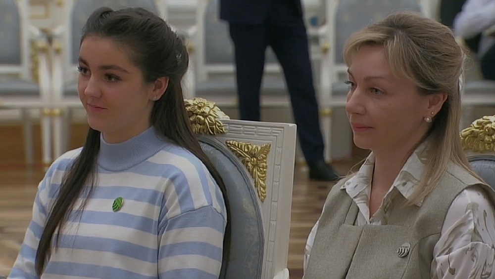 Брянская студентка медколледжа София Евстратова встретилась с президентом Путиным