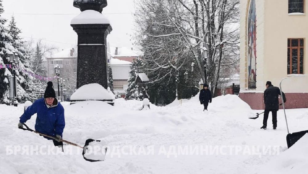 В Брянске за минувшие выходные дорожники вывезли с улиц более двух тысяч тонн снега