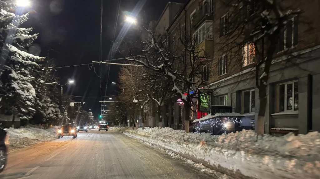 На заснеженных брянских улицах стали вырезать пласты снега