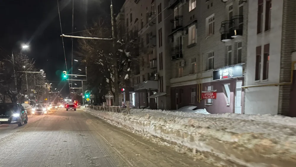 На заснеженных брянских улицах стали вырезать пласты снега