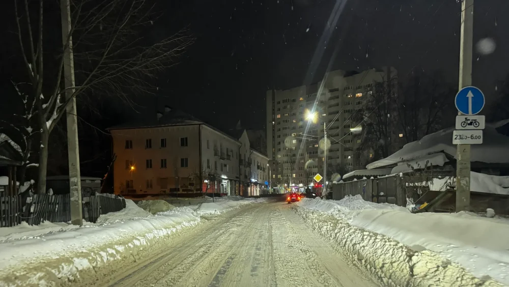 На заснеженных брянских улицах стали вырезать пласты снега