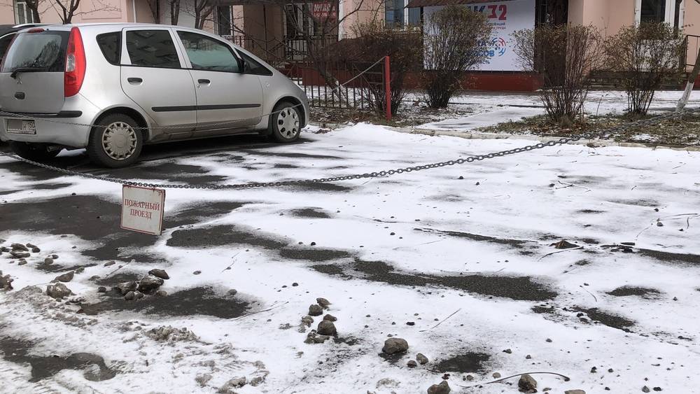 В Брянске фотографии хамской парковки вызвали споры о виноватых