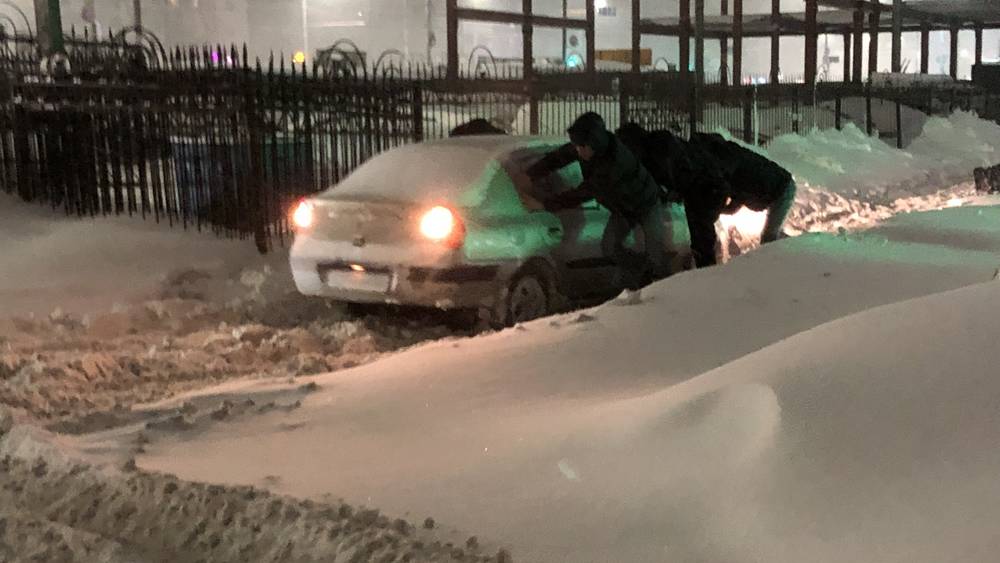 В Брянске из-за мощного снегопада застряли сотни автомобилей