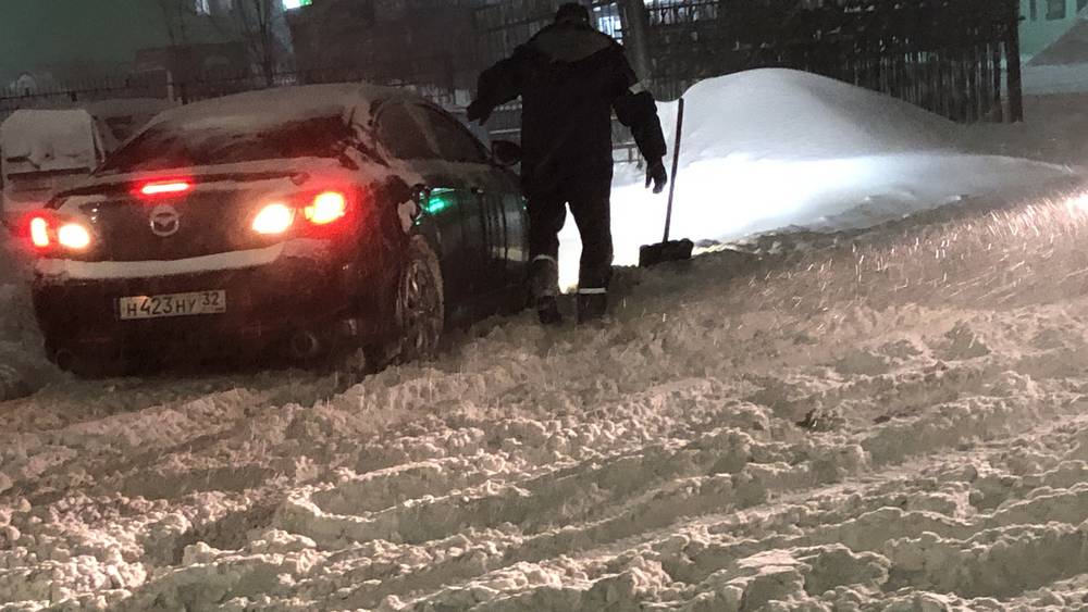 В Брянске из-за мощного снегопада застряли сотни автомобилей