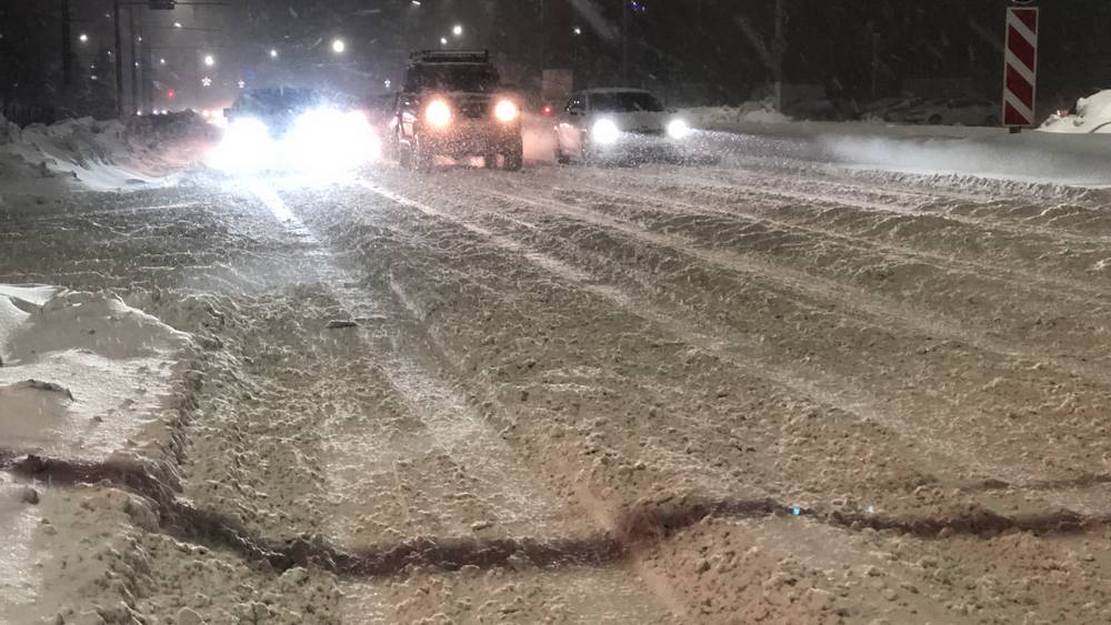 В Брянске ночью дорожники и коммунальщики дали бой снегопаду